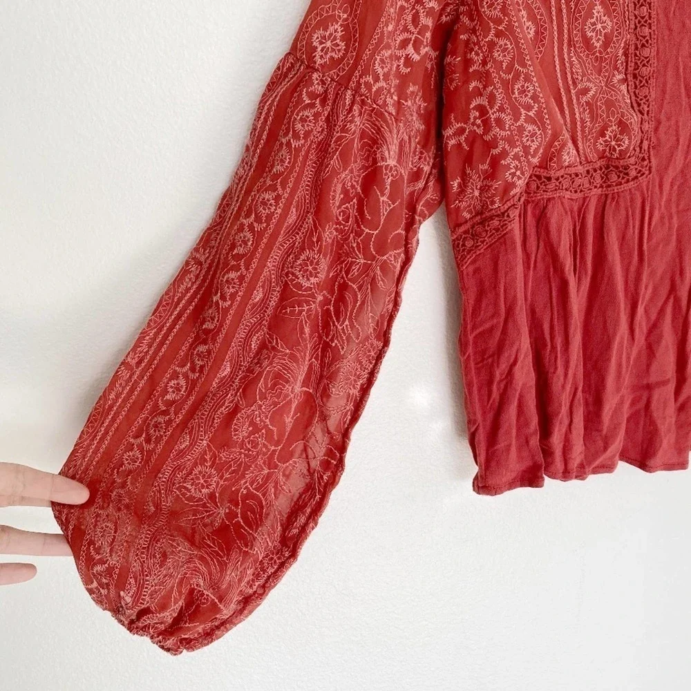 Taylor & Sage Embroidered Top size Medium - Picture 2 of 3